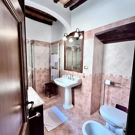 Tuscan With Balcony & Vaulted Ceilings Appartement *