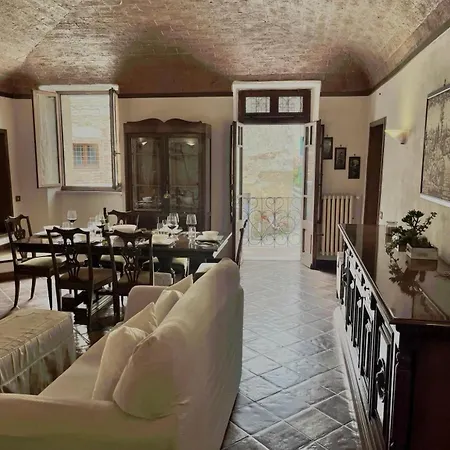 Tuscan With Balcony & Vaulted Ceilings Appartamento